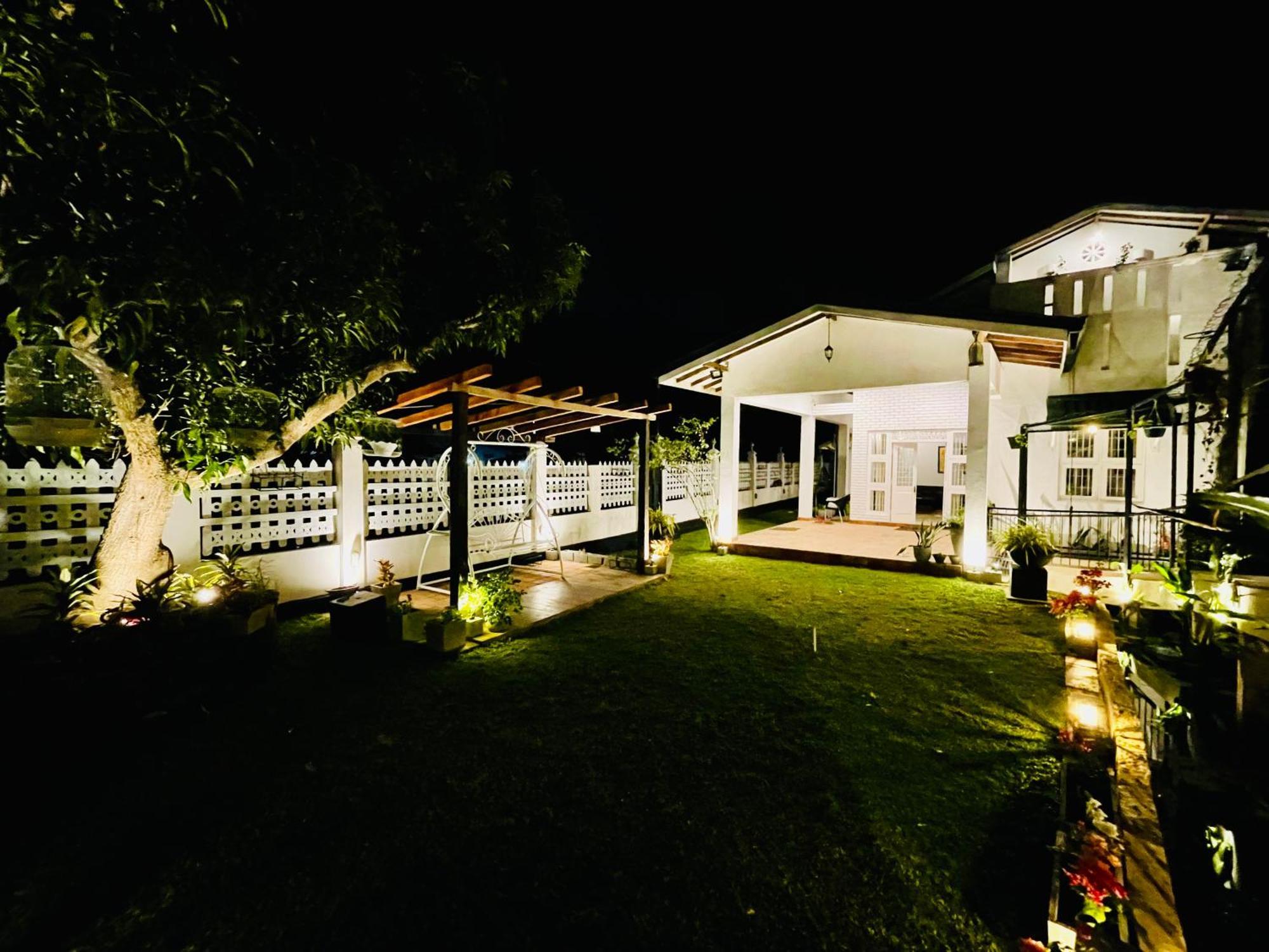 Ayur Ayur White Sail Villa Dalupotha Exterior photo