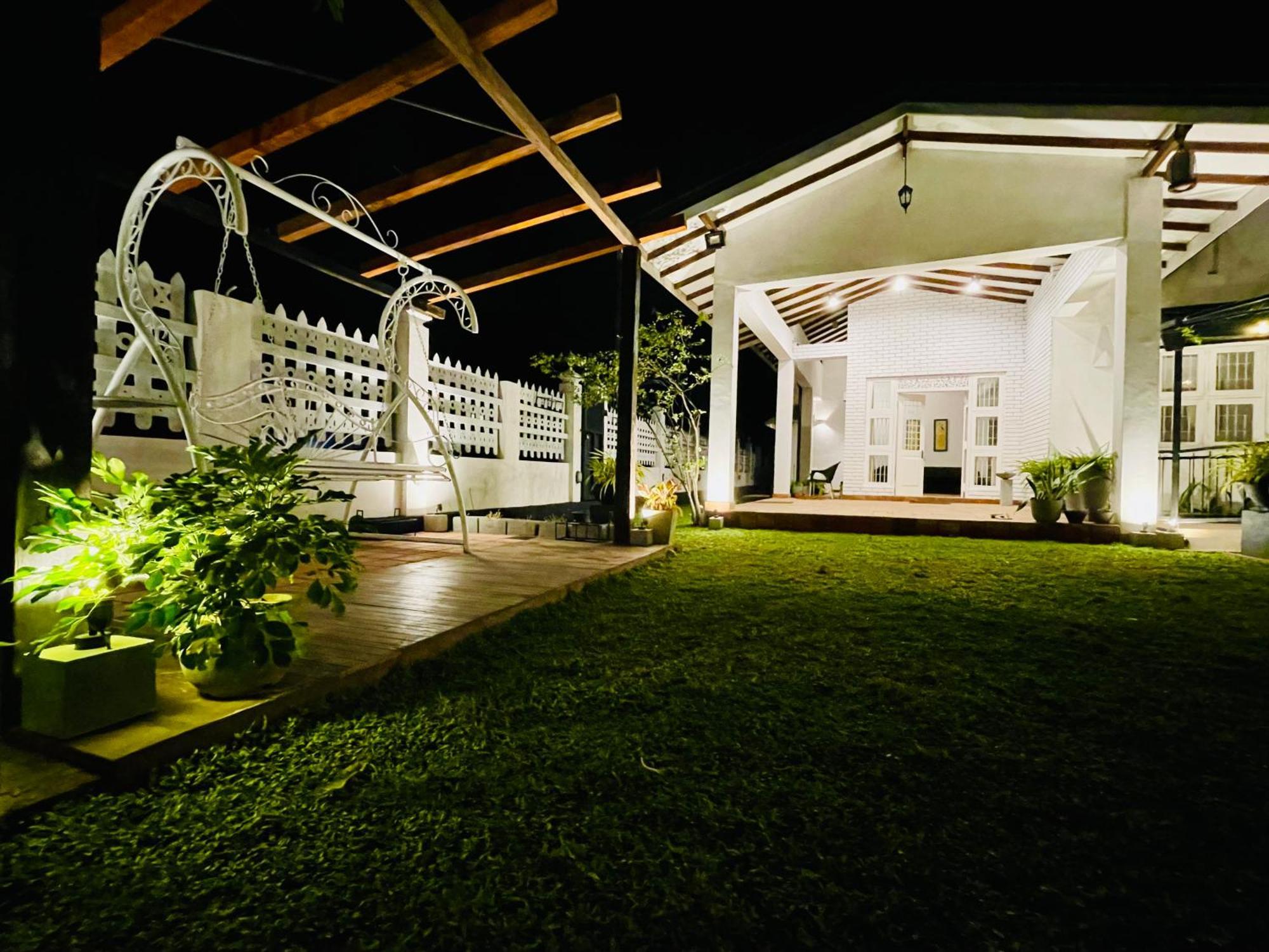 Ayur Ayur White Sail Villa Dalupotha Exterior photo
