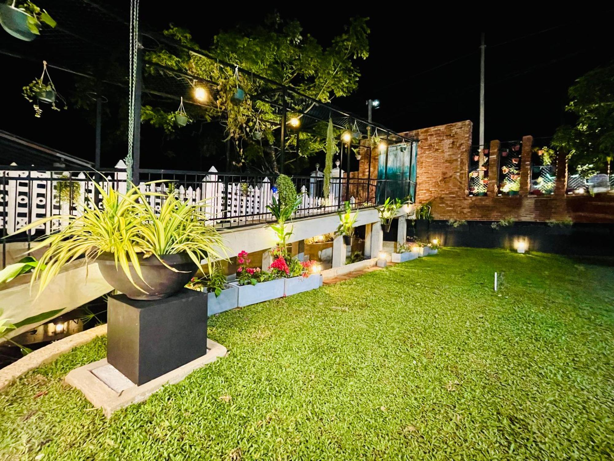 Ayur Ayur White Sail Villa Dalupotha Exterior photo